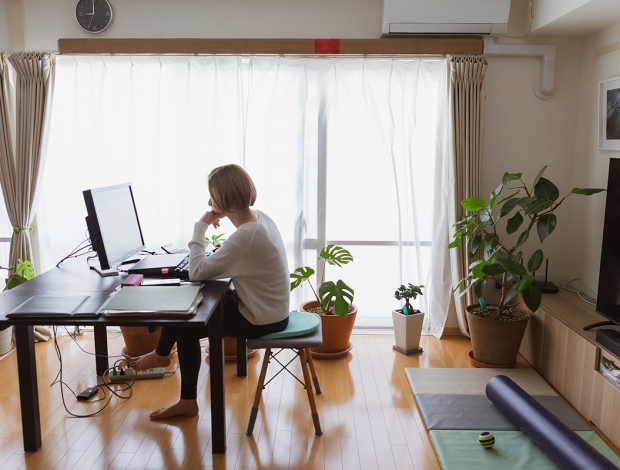 Los hombres en el despacho y las mujeres en la mesa del salón: cómo el teletrabajo ha evidenciado la desigualdad