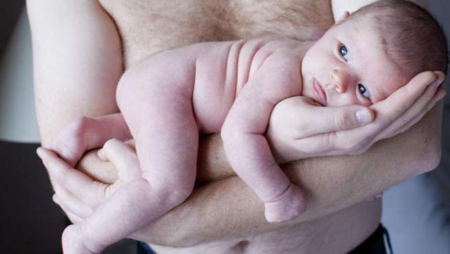 Nueve de cada 10 padres se toman el permiso de paternidad de 16 semanas de forma simultánea con la madre