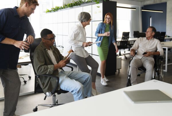hombre-en-silla-de-ruedas-con-un-trabajo-de-oficina-inclusivo