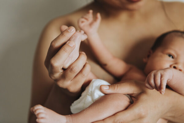 madre-sosteniendo-su-bebe-infantil